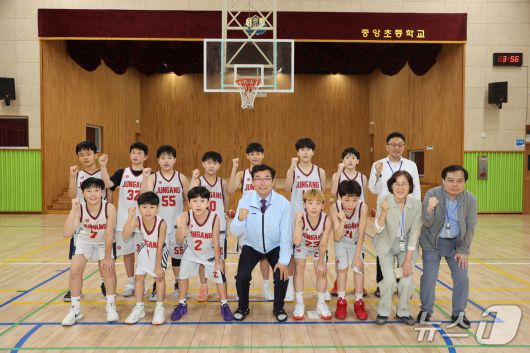 윤건영 충북교육감이 전국소년체육대회 출전을 앞둔 학생선수들을 만나 격려하고 기념 활영을 하고 있다.(자료사진)/뉴스1