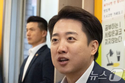 이준석 개혁신당 대통령 후보가 24일 서울 동작구 노량진의 한 한식 뷔페에서 식사를 하며 공시생들과 대화하고 있다. 2025.5.24/뉴스1 ⓒ News1 이승배 기자