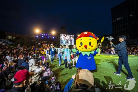 제 24회 유니마 총회 및 춘천세계인형극제 개막행사인 퍼펫 카니발 퍼레이드가 지난 24일 오후 축제극장 몸짓부터 춘천시청 광장 일원에서 열렸다.(춘천인형극제 제공, 재판매 및 DB금지)