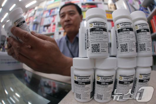 서울 종로구 코로나19 치료제 지정약국인 종로 열린약국에서 약국장이 코로나19 치료제 중 하나인 라게브리오를 정리하고 있다. 2025.5.23/뉴스1 ⓒ News1 박정호 기자