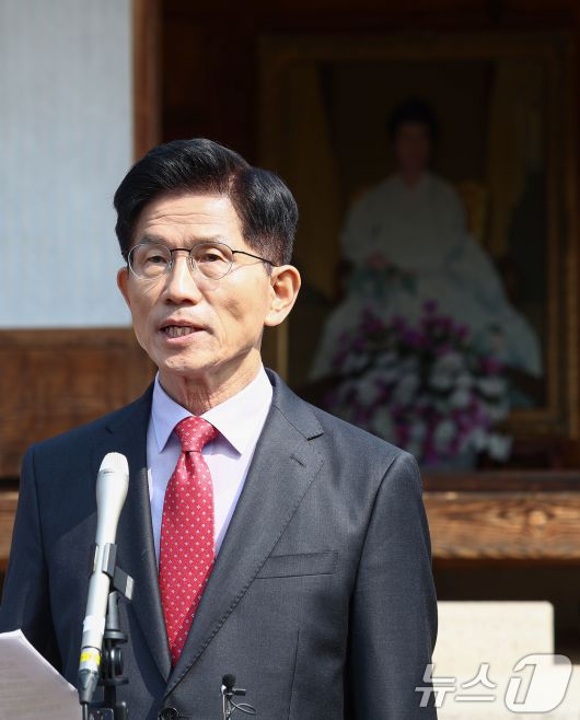 김문수 국민의힘 대통령 후보가 25일 오전 충북 옥천군 박정희 전 대통령의 부인 육영수 여사 생가를 둘러본 뒤 현안 관련 브리핑을 하고 있다. 2025.5.25/뉴스1 ⓒ News1 김민지 기자