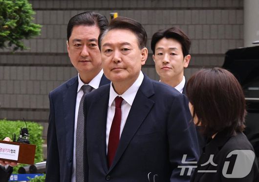 윤석열 전 대통령이 서울 서초구 중앙지방법원에서 열린 내란 우두머리 혐의, 직권남용 권리행사방해 혐의 사건 4차 공판에 출석하고 있다. 2025.5.19/뉴스1 ⓒ News1 사진공동취재단