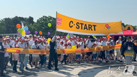 25일 오전 서울 마포구 상암동 월드컵공원 평화광장에서 열린 ‘2025 맥도날드 해피워크’ 행사에 참석한 시민들이 4km 걷기 코스를 앞두고 출발선에 서 있다. 2025.5.25 / 뉴스1 ⓒ News1 이강 기자