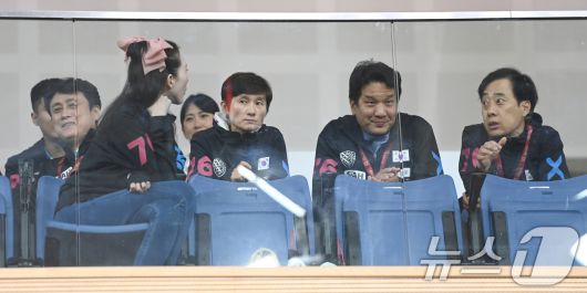 탁구대표팀 최영일 훈련 단장(왼쪽부터), 탁구협회 채문선 전 부회장, 현정화 부회장, 이태성 회장, 유남규 부회장이 18일(현지시간) 카타르 도하 카타르대학교 스포츠 컴플렉스에서 열린 2025 국제탁구연맹(ITTF) 세계선수권대회 경기를 지켜보고 있다. (사진공동취재단) 2025.5.19/뉴스1