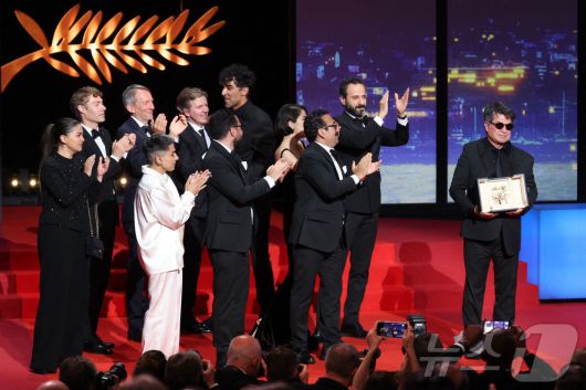 자파르 파나히 감독이 제78회 칸 국제영화제 황금종려상을 받았다. ⓒ AFP=뉴스1