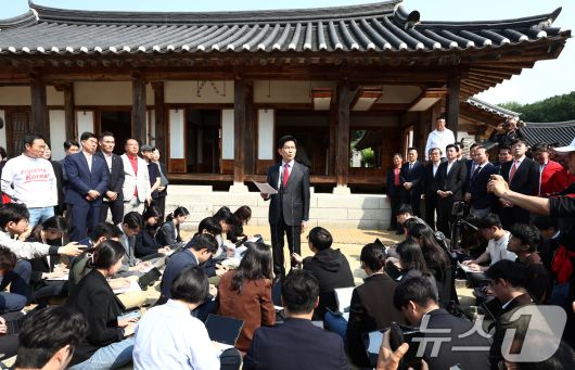 김문수 국민의힘 대통령 후보가 25일 오전 충북 옥천군 박정희 전 대통령의 부인 육영수 여사 생가를 둘러본 뒤 현안 관련 브리핑을 하고 있다. 2025.5.25/뉴스1 ⓒ News1 김민지 기자