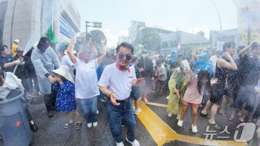 25일 오후 춘천 중앙로에서 열린 개막난장 '아!水라장'에서 육동한 춘천시장이 축제를 즐기고 있다.(춘천시 제공, 재판매 및 DB금지)