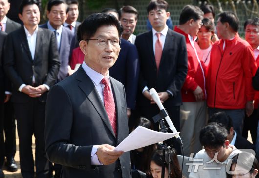 김문수 국민의힘 대통령 후보가 25일 오전 충북 옥천군 박정희 전 대통령의 부인 육영수 여사 생가를 둘러본 뒤 현안 관련 브리핑을 하고 있다. 2025.5.25/뉴스1 ⓒ News1 김민지 기자