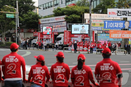 김용태 국민의힘 비상대책위원장이 25일 제주시 노형동 제주우편집중국앞 교차로에서 김문수 대통령 후보 지지를 호소하고 있다. 2025.5.25/뉴스1 ⓒ News1 홍수영 기자