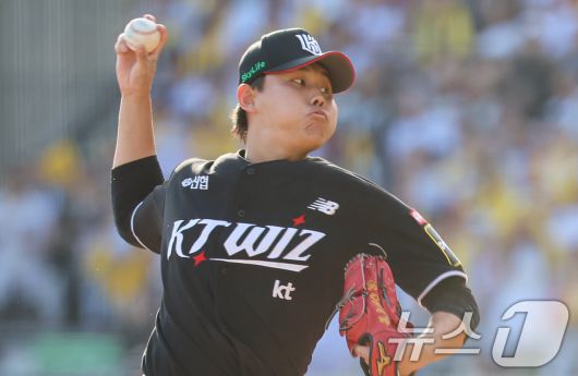 5일 오후 서울 송파구 잠실야구장에서 열린 프로야구 '2024 신한 SOL 뱅크 KBO 포스트시즌' 준플레이오프 1차전 kt 위즈와 LG 트윈스의 경기, kt 소형준이 8회말 등판해 역투하고 있다. 2024.10.5/뉴스1 ⓒ News1 김도우 기자