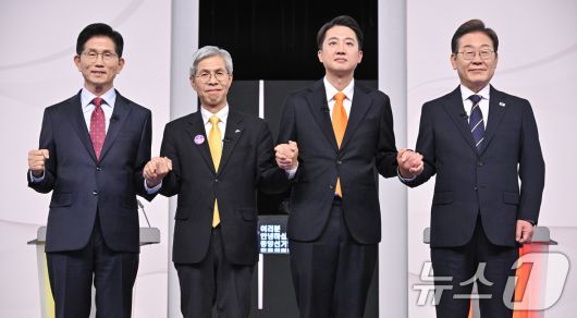 18일 서울 마포구 SBS프리즘타워에서 열린 중앙선거방송토론위원회 주관 제21대 대통령선거 후보자토론회에서 각 정당 대선 후보들이 선전을 다짐하고 있다. 2025.5.18/뉴스1 ⓒ News1 국회사진취재단