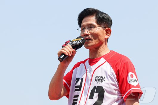 김문수 국민의힘 대통령 후보가 25일 오후 충남 보령시 대천역 광장에서 유세를 하고 있다. (공동취재) 2025.5.25/뉴스1 ⓒ News1 김민지 기자