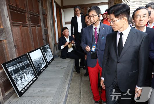 김문수 국민의힘 대통령 후보가 25일 오전 충북 옥천군 박정희 전 대통령의 부인 육영수 여사 생가를 방문해 둘러보고 있다. 2025.5.25/뉴스1 ⓒ News1 김민지 기자