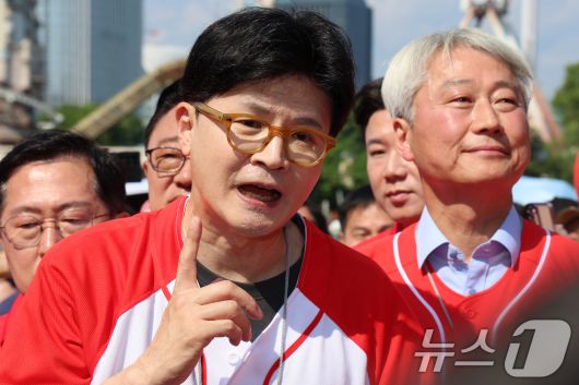 한동훈 전 국민의힘 대표가 25일 오후 서울 송파구 석촌호수에서 김문수 대통령 후보 지원 유세를 마치고 취재진 질문에 답하고 있다. 2025.5.25/뉴스1 ⓒ News1 황기선 기자