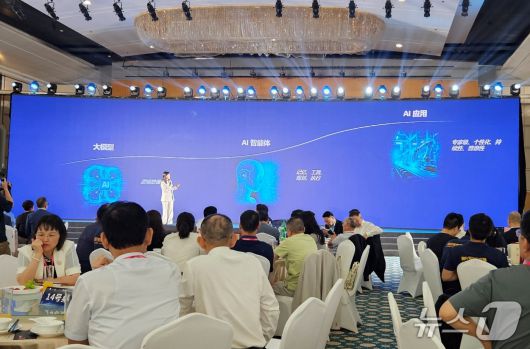 동물용 제품을 판매하는 한 기업 관계자가 22일 중국 하문에서 열린 WESAVC에서 AI 제품 설명을 하고 있다. ⓒ 뉴스1