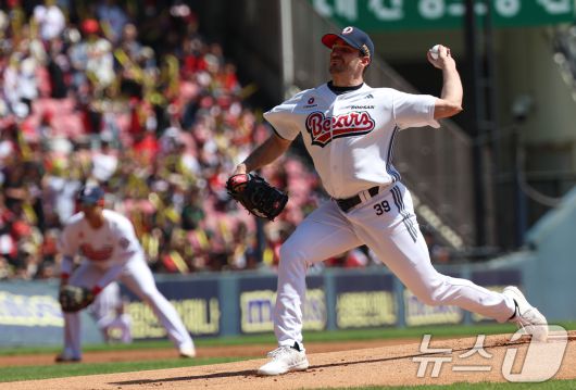 20일 오후 서울 송파구 잠실야구장에서 열린 '2025 신한 SOL뱅크 KBO 리그' 기아 타이거즈와 두산 베어스의 경기에서 1회초 두산 선발 잭로그가 역투하고 있다. 2025.4.20/뉴스1 ⓒ News1 김명섭 기자