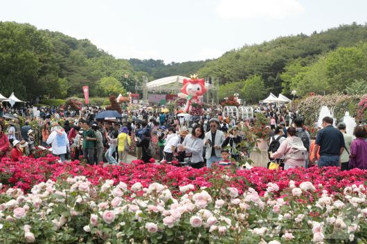 ‘2025 울산대공원 장미축제'의 마지막 날을 맞은 25일 오후 울산대공원 장미원이 나들이객으로 인산인해를 이루고 있다. 2025.5.25/뉴스1 ⓒ News1 김세은 기자