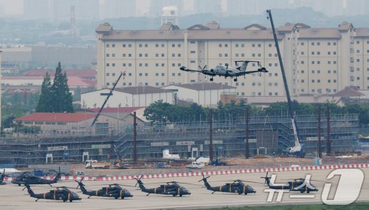 경기 평택시 팽성읍 주한미군기지 캠프 험프리스에 정찰기 RC-12X 가드레일이 이륙하고 있는 모습. 2025.5.23/뉴스1 ⓒ News1 김영운 기자