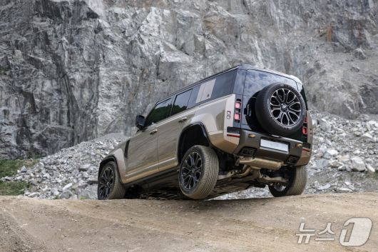 비포장 내리막길을 내려가는 디펜더 옥타.