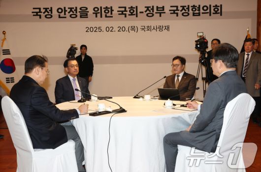 최상목 대통령 권한대행 부총리 겸 기획재정부 장관이 20일 오후 서울 여의도 국회 사랑재에서 열린 국정 안정을 위한 국회-정부 국정협의회 첫 회의에서 모두 발언하고 있다. 왼쪽부터 권영세 국민의힘 비대위원장, 최 권한대행, 우원식 국회의장, 이재명 더불어민주당 대표. 2025.2.20/뉴스1 ⓒ News1 국회사진취재단