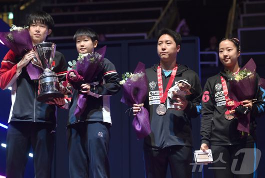 임종훈과 신유빈이 24일 카타르 도하 루사일 아레나에서 열린 2025 국제탁구연맹(ITTF) 세계선수권대회 혼합복식 시상식에서 동메달을 걸고 포즈를 취하고 있다. 왼쪽은 금메달을 차지한 중국 쑨잉사와 왕추친. 2025.5.25/뉴스1 ⓒ News1 사진공동취재단