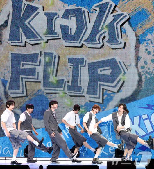 그룹 킥플립이 26일 오후 서울 광진구 YES24 라이브홀에서 열린 새 앨범 'Kick Out, Flip Now!' 발매 기념 쇼케이스에서 타이틀곡 'FREEZE'를 선보이고 있다. 2025.5.26/뉴스1 ⓒ News1 권현진 기자