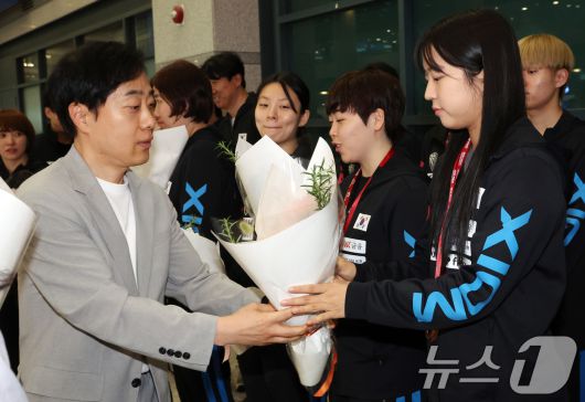 탁구 국가대표팀 신유빈이 26일 인천공항에서 2025 카타르 도하 세계탁구선수권대회를 마치고 귀국해 유남규 대한탁구협회 실무부회장으로 부터 꽃다발을 받고 있다. 신유빈은 이번 대회 여자 복식과 혼합 복식에서 동메달 2개로 대회를 마쳤다. 단일 세계선수권 메달 2개는 한국 여자 선수로는 '탁구 여왕'으로 불렸던 현정화 대한탁구협회 수석부회장(한국마사회 감독) 이후 32년 만이다. 2025.5.26/뉴스1 ⓒ News1 김명섭 기자