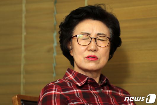 44년 만에 잃어버린 딸을 만나는 한태순 씨가 16일 오후 경기도 안양시 소재 자택에서 뉴스1과 인터뷰를 하던 중 잃어버렸을 당시를 생각하며 눈을 감고 있다. 2019.10.16/뉴스1 ⓒ News1 조태형 기자