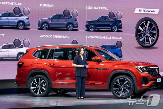 이지현 폭스바겐코리아 상품기획팀 부장이 26일 인천 중구 스튜디오 파라다이스에서 폭스바겐 준대형 스포츠유틸리티차(SUV) '아틀라스'를 취재진에 소개하고 있다(폭스바겐코리아 제공). 2025.05.26.