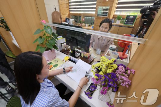 26일 광주지방법원에서 증인지원관이 민원인에게 특별증인지원서비스에 대해 안내하고 있다. 2025.5.26/뉴스1 ⓒ News1 박지현 기자