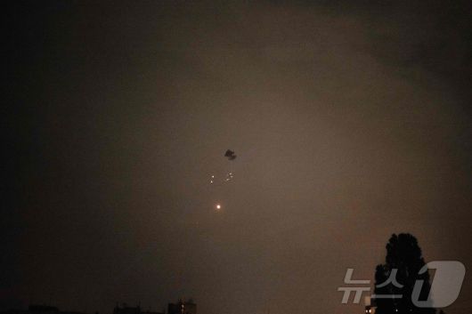 25일(현지시간) 우크라이나 키이우 상공에서 러시아 군의 드론이 격추돼 파편이 떨어 지는 모습이 보인다. 2025.05.26 ⓒ AFP=뉴스1 ⓒ News1 우동명 기자