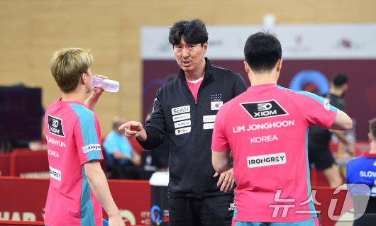 탁구 남자대표팀 오상은 감독이 18일(현지시간) 카타르 도하 카타르대학교 스포츠 콤플렉스에서 열린 2025 국제탁구연맹(ITTF) 세계선수권대회 남자복식 64강 경기를 펼치는 임종훈(오른쪽), 안재현에 이야기를 하고 있다. 2025.5.19/뉴스1 ⓒ News1 사진공동취재단