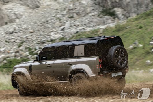 비포장 길을 달리는 디펜더 옥타.