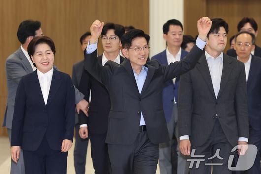 김문수 국민의힘 대통령 후보가 26일 경기 평택시 삼성전자 평택캠퍼스를 방문해 삼성직원들과 인사하고 있다. (공동취재) 2025.5.26/뉴스1 ⓒ News1 이광호 기자