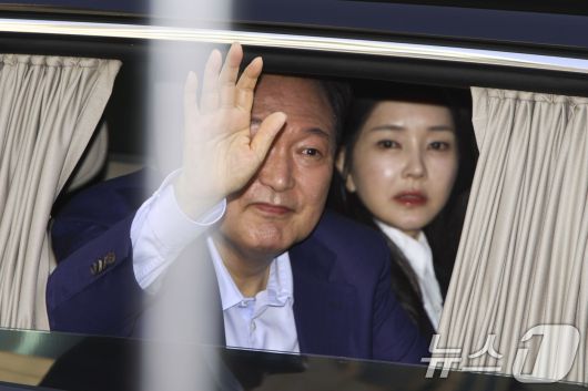 윤석열 전 대통령과 김건희 전 여사가 11일 오후 서울 용산구 대통령관저에서 나와 지지자들에게 손인사를 하고 있다. (공동취재) 2025.4.11/뉴스1 ⓒ News1 신웅수 기자