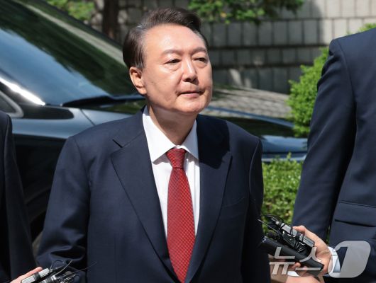 윤석열 전 대통령이 26일 서울 서초구 서울중앙지방법원에서 열린 내란 우두머리 혐의ㆍ직권남용 권리행사 방해 혐의 사건 5차 공판에 출석하고 있다. 2025.5.26/뉴스1 ⓒ News1 사진공동취재단