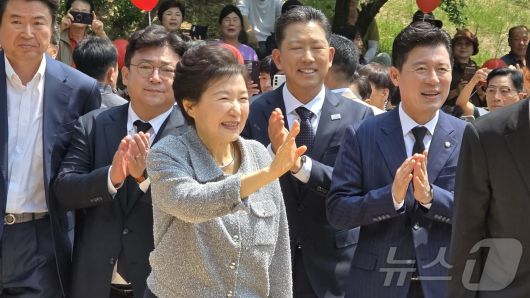 박근혜 전 대통령이 27일 오전 경북 구미에 있는 부친 고(故) 박정희 대통령의 생가를 방문해 지지자들과 인사를 하고 있다. 2025.5.27/뉴스1 ⓒ News1 정우용 기자