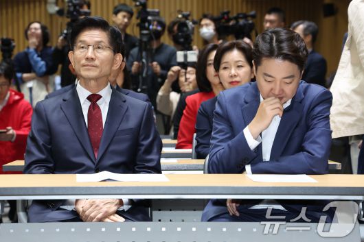 김문수 국민의힘 대통령 후보(왼쪽)와 이준석 개혁신당 대통령 후보가 19일 오전 서울 중구 서울시청에서 열린 '약자와 동행하는 서울 토론회'에 참석해 나란히 앉아 있다. 2025.5.19/뉴스1 ⓒ News1 민경석 기자