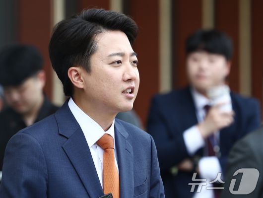 이준석 개혁신당 대통령 후보가 27일 오후 서울 여의도 국회 소통관 앞에서 긴급 기자회견을 하기 위해 이동하고 있다. 2025.5.27/뉴스1 ⓒ News1 김민지 기자