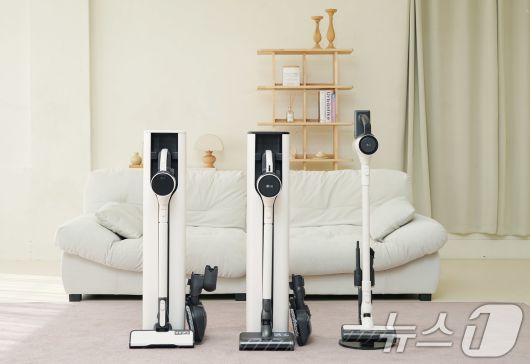 LG전자가 인공지능으로 고객의 사용 패턴을 분석해 청소기의 흡입력을 알아서 조절해 주는 무선청소기 'LG 코드제로 오브제컬렉션 A9 AI'를 출시했다고 30일 밝혔다. 사진은 왼쪽부터 A9 AI, A7 코어, A5 제품. (LG전자 제공. 재판매 및 DB 금지) 2025.4.30/뉴스1 ⓒ News1 이연주 기자