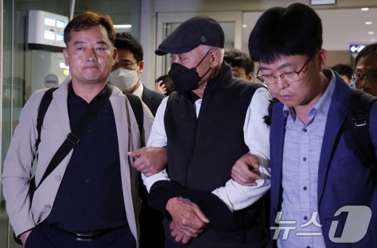 허재호 대주그룹 전 회장이 27일 오후 뉴질랜드에서 구인돼 인천공항으로 송환되고 있다. 허 전 회장은 특정범죄 가중처벌 등에 관한 법률 위반(조세) 혐의로 기소됐다. 2025.5.27/뉴스1 ⓒ News1 김명섭 기자