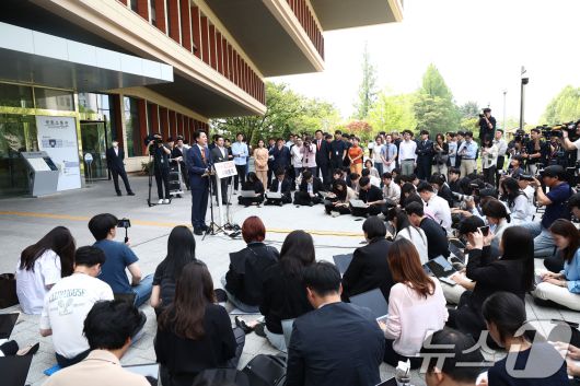 이준석 개혁신당 대통령 후보가 27일 오후 서울 여의도 국회 소통관 앞에서 긴급 기자회견을 하고 있다. 2025.5.27/뉴스1 ⓒ News1 김민지 기자