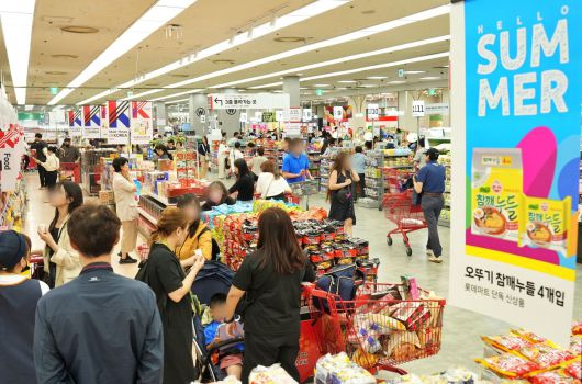 롯데마트 제타플렉스 서울역점에서 행사상품을 쇼핑하는 고객의 모습.(롯데마트 제공)