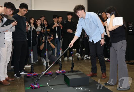 네이슨 로슨 맥클린 다이슨 시니어 엔지니어링 매니저가 26일 서울 성동구 무신사 스퀘어 성수4에서 열린 '다이슨 펜슬백(Dyson PencilVan) FluffyCones™ 청소기 출시 행사에서 신제품 시연을 하고 있다. 2025.5.26/뉴스1 ⓒ News1 김진환 기자