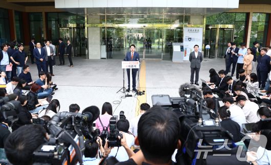 이준석 개혁신당 대통령 후보가 27일 오후 서울 여의도 국회 소통관 앞에서 긴급 기자회견을 하고 있다. 2025.5.27/뉴스1 ⓒ News1 김민지 기자