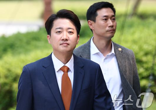 이준석 개혁신당 대통령 후보가 27일 오후 서울 여의도 국회 소통관 앞에서 긴급 기자회견을 하기 위해 이동하고 있다. 2025.5.27/뉴스1 ⓒ News1 김민지 기자