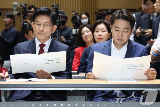 김문수 국민의힘 대통령 후보(왼쪽)와 이준석 개혁신당 대통령 후보가 19일 오전 서울 중구 서울시청에서 열린 '약자와 동행하는 서울 토론회'에 참석해 나란히 앉아 있다. 2025.5.19/뉴스1 ⓒ News1 민경석 기자