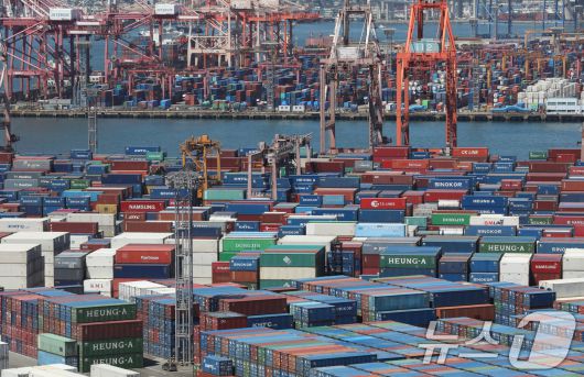 30일 부산항 신선대부두와 감만부두 야적장에 컨테이너가 가득 쌓여 있다.  2024.7.30/뉴스1 ⓒ News1 윤일지 기자