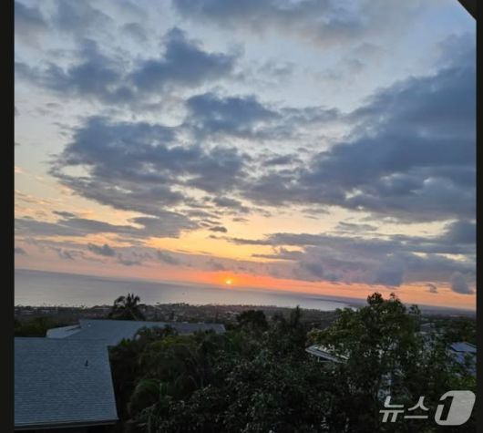 미국 하와이 코나에 머물고 있는 홍준표 전 대구시장이 28일 오후 올린 석양 사진.  (SNS 갈무리) ⓒ 뉴스1