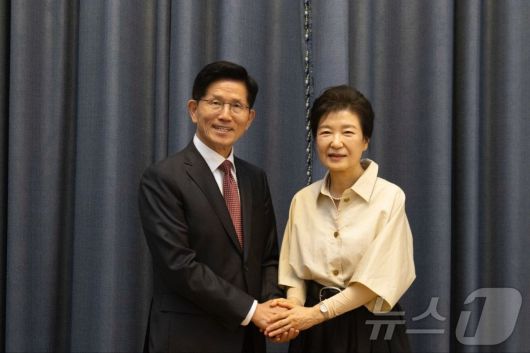 김문수 국민의힘 대통령 후보가 24일 대구 달성군 박근혜 전 대통령 사저에서 박 전 대통령을 예방하고 있다. (국민의힘 제공. 재판매 및 DB금지) 2025.5.24/뉴스1 ⓒ News1 김민지 기자